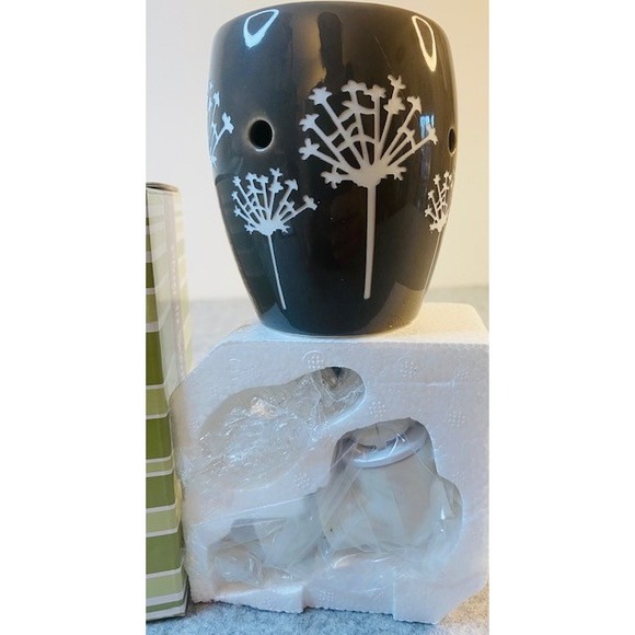 Scentsy Jaro Plug in Wax Warmer Base with 2 Coconut Lemongrass Wax Melts**NIB - Picture 3 of 7